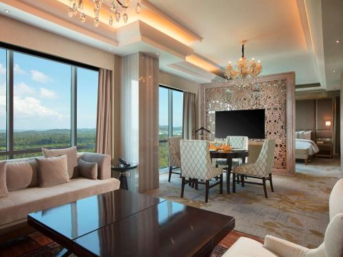 巴淡島中心的住宿－潘比爾貝斯特韋斯特優質酒店，客厅配有沙发和桌子