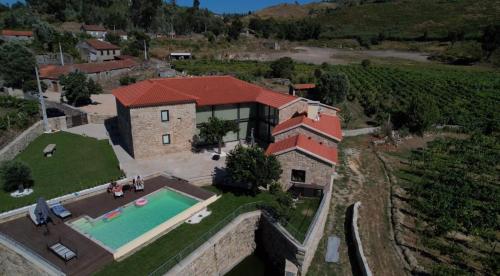 an aerial view of a house with a swimming pool at Recanto de Moulães in Monção