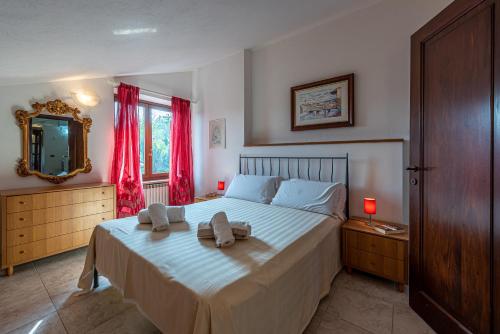 sypialnia z łóżkiem i dwoma ręcznikami na nim w obiekcie Alba View Apartment with Pool w Albie