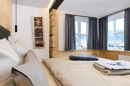 a bedroom with two beds and a window at Hoheneck Apartment in Mittelberg