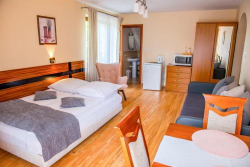 una camera d'albergo con letto e soggiorno di Willa Alesandro a Zakopane