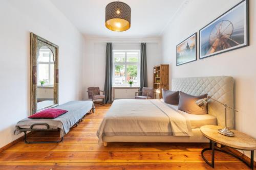 1 dormitorio con 1 cama grande y espejo en Großes Apartment im Kiez en Berlín