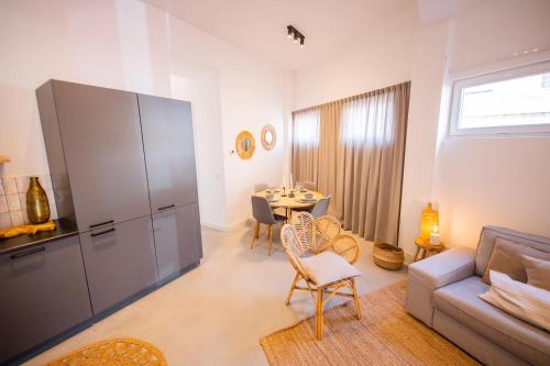 sala de estar con sofá y mesa en Tremendous 2-Bedroom Serviced Apartment - 79 m2, en Róterdam