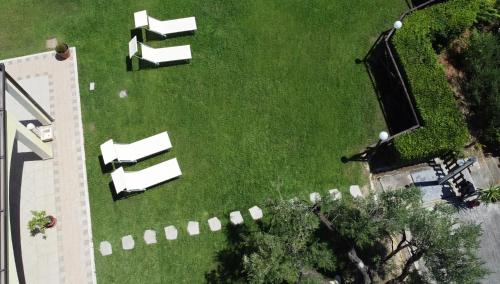 an overhead view of a lawn with white benches at Agriturismo MonteMaggio in Lapedona