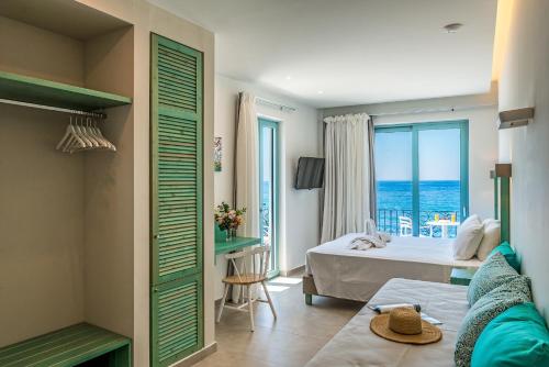 Posteľ alebo postele v izbe v ubytovaní Samaria by the Sea