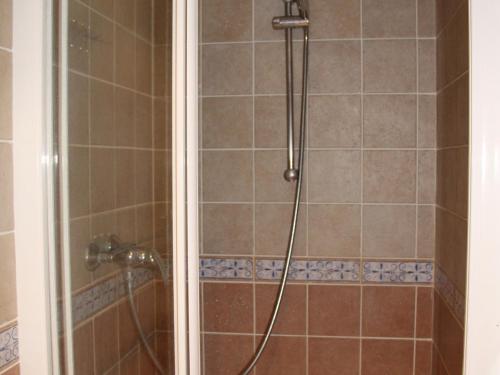 a shower with a hose in a bathroom at Appartement Lanslebourg-Mont-Cenis, 3 pièces, 6 personnes - FR-1-508-234 in Lanslebourg-Mont-Cenis
