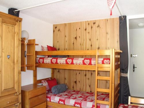 a bedroom with two bunk beds in a room at Studio Lanslevillard, 1 pièce, 2 personnes - FR-1-508-235 in Lanslebourg-Mont-Cenis