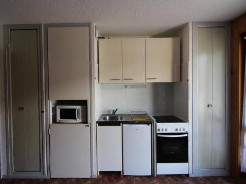 A cozinha ou cozinha compacta de Appartement Lanslevillard, 2 pièces, 4 personnes - FR-1-508-231