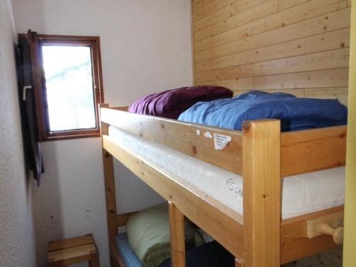 two bunk beds in a room with a window at Appartement Lanslevillard, 2 pièces, 4 personnes - FR-1-508-231 in Lanslebourg-Mont-Cenis