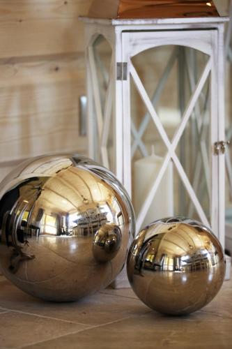 two metal spheres sitting on top of a table at SeaUSasino - Luksusowe Drewniane Domy z Kominkami in Sasino
