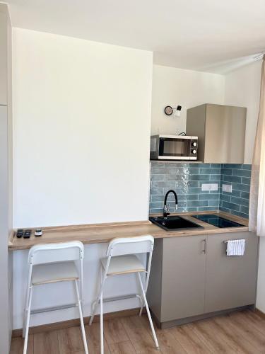 Dapur atau dapur kecil di Panoráma Apartman Mogyoród