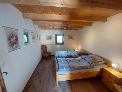 1 dormitorio con cama y techo de madera en Hocheifelblick, en Reifferscheid