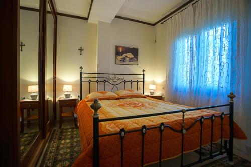 a bedroom with a bed and a window at Luxury Traditional Villa in Khiliódhendron