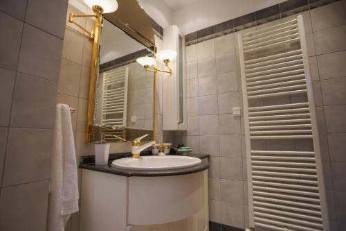 Ett badrum på Luxury Traditional Villa