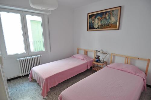 um quarto com duas camas e um quadro na parede em LETS HOLIDAYS Apartment for 6 people 1 min walking to the beach em Tossa de Mar