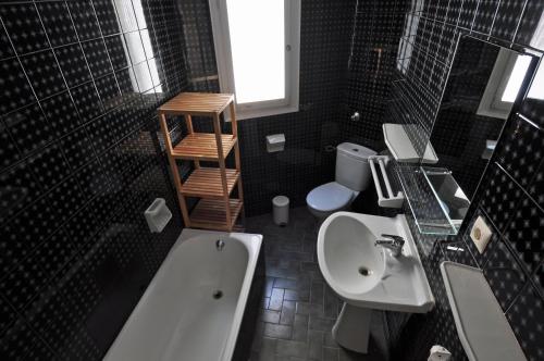 uma casa de banho com uma banheira, um lavatório e um WC. em LETS HOLIDAYS Apartment for 6 people 1 min walking to the beach em Tossa de Mar