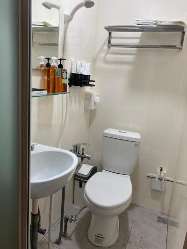 A bathroom at 老老街 誠君民宿