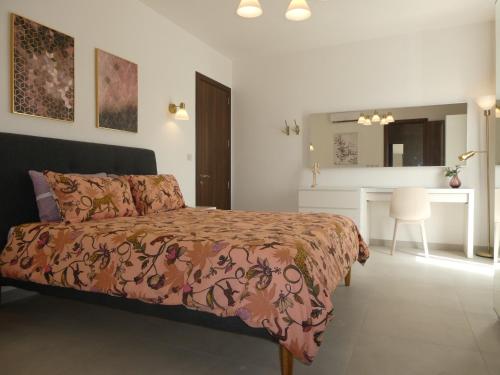 um quarto com uma cama e uma secretária. em Blue Sky Apartments em Mġarr