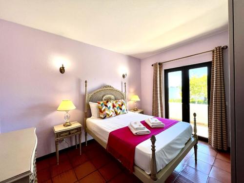 En eller flere senge i et værelse på Vilamoura Traditional Villa with Pool by Homing