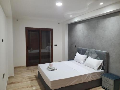 une chambre avec un grand lit et une salle de bain dans l'établissement Les Belles Residences E, à Tanger