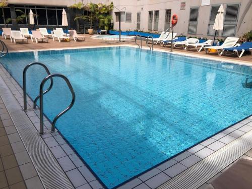 Poolen vid eller i närheten av APARTAMENT SARDINA NEAR THE BEACH WITH POOL AND WIFI I