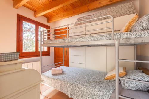 ein Schlafzimmer mit Etagenbetten in einer Hütte in der Unterkunft Casa en Montseny con piscina in Sant Pere de Vilamajor