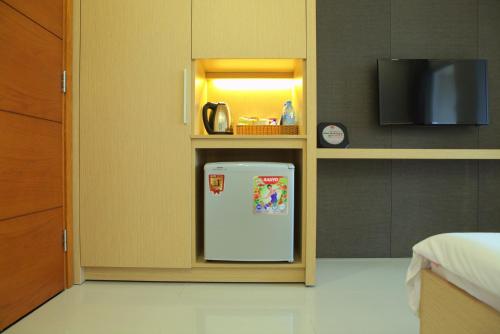 チャウドックにあるHung Cuong Hotelの小さなキッチン(冷蔵庫、テレビ付)