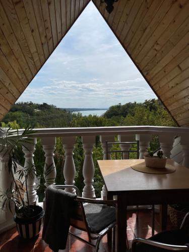 巴拉頓納喀拉洽的住宿－Szilvia Ház Balatonakarattya，阳台配有桌子,享有海景。