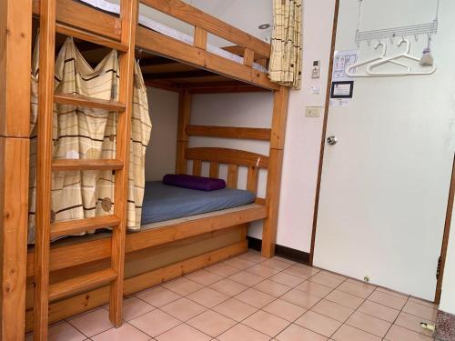 嘉義市的住宿－拉瓦宅 輕旅店 - Lawa House，配有一张双层床的带门的房间