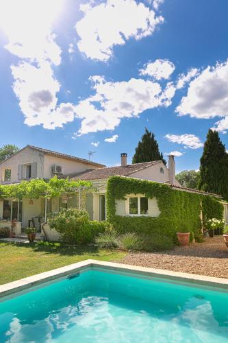 a house with a swimming pool in the yard at Mas Coeur Provence Calme Beauté Grand Parc in Pernes-les-Fontaines