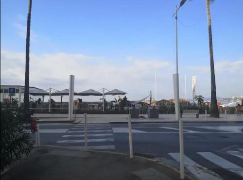 Impeccable 3 pièces avec balcons, la plage à 50m Juan les pins proche Cannes