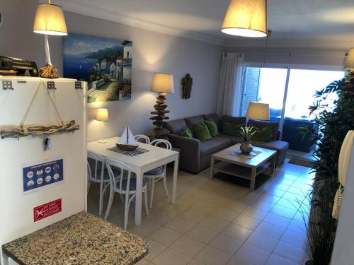 ein Wohnzimmer mit einem Sofa und einem Tisch in der Unterkunft Residenz TraumBlick in Puerto de la Cruz