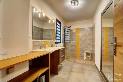 Koupelna v ubytování TIGOUYA - Maison 135m2 - 2 ch et Jacuzzi