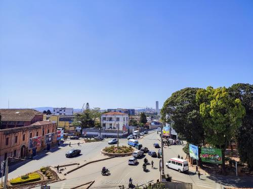une rue de la ville avec des voitures et des véhicules sur la route dans l'établissement Valiha Serviced Apartments Antananarivo, à Antananarivo