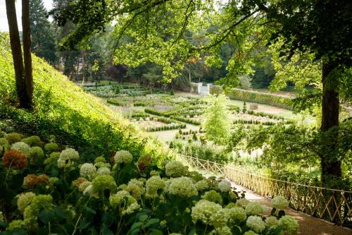 a garden with lots of plants and trees at Relais & Château Louise de La Vallière in Reugny