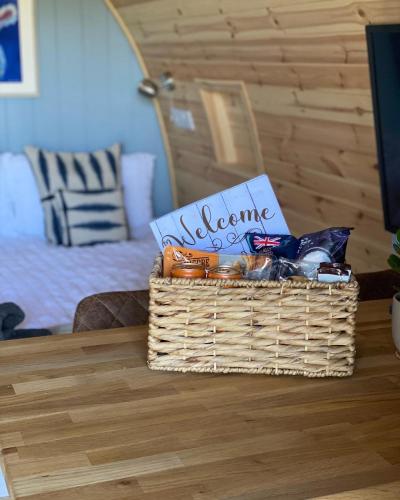 Ruang duduk di Craigend Farm Holiday Pods - The Woolly Sheep