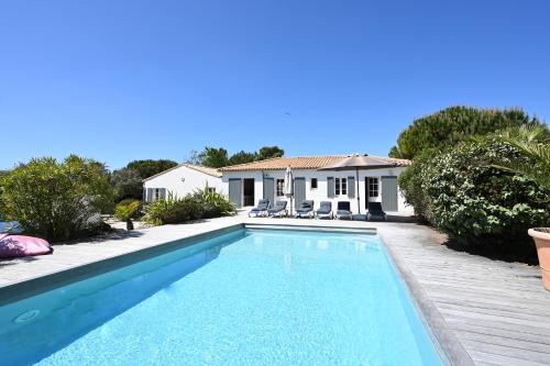 ein Pool vor einem Haus in der Unterkunft Villa Mer 4 Etoiles - 90 M de la Plage Sea and Mountain Pleasure in Sainte-Marie-de-Ré