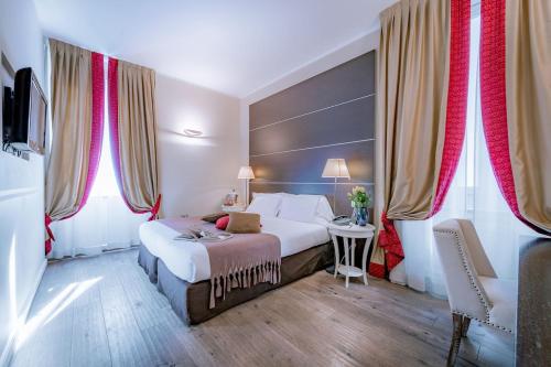una camera d'albergo con letto, tavolo e finestre di TownHouse 33 a Milano