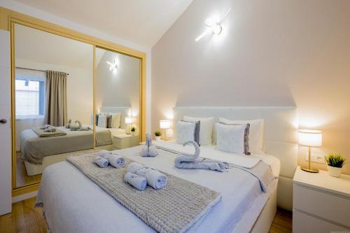 sypialnia z dużym łóżkiem z wypchanymi zwierzętami w obiekcie Bright & Stylish Apartment in Chipeque, Los Cristianos w Aronie