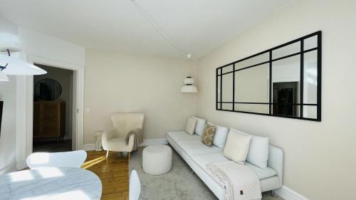 ein weißes Wohnzimmer mit einem weißen Sofa und Stühlen in der Unterkunft ApartmentInCopenhagen Apartment 1511 in Kopenhagen