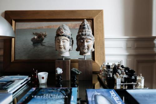 a room with two statues of heads on a table at Seven Historical Suites in Trieste