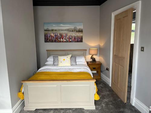 ein Schlafzimmer mit einem Bett und einem Wandgemälde in der Unterkunft Ashley Place in Southport
