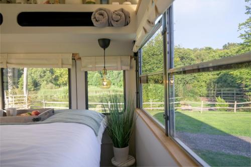 Ein Bett oder Betten in einem Zimmer der Unterkunft American School Bus Retreat with Hot Tub in Sussex Meadow