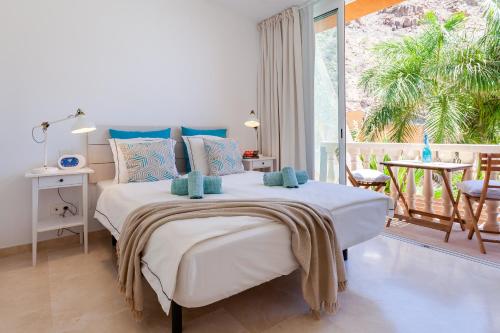 - une chambre avec un grand lit et une grande fenêtre dans l'établissement Zen Home Tauro, à La Playa de Tauro