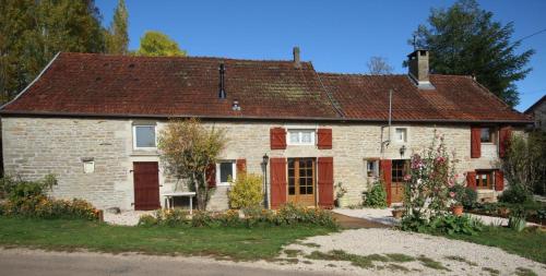 a white brick house with a red roof at Fleurey la Cabotaine in Mont-Saint-Jean