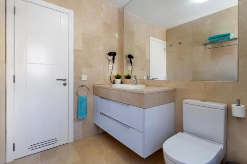 een badkamer met een wit toilet en een wastafel bij Zen Home Tauro in La Playa de Tauro
