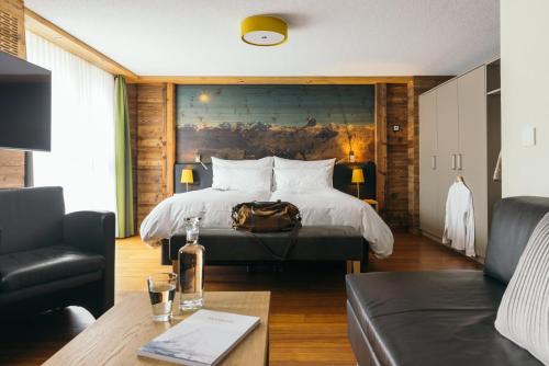 una camera da letto con un letto e un dipinto sul muro di la couronne Hotel & Spa a Zermatt