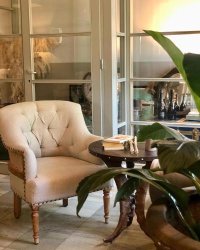 ein Wohnzimmer mit einem Stuhl und einem Tisch in der Unterkunft Hotel Le Corderie in Triest