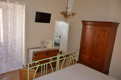 - une chambre avec un lit, une commode et un miroir dans l'établissement CasAda, à Spongano