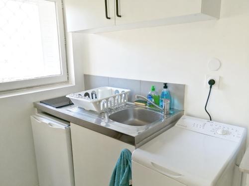 布龍的住宿－Blue Rent，一间带水槽和洗碗机的小厨房